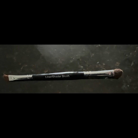 NEW!!!Younique liner/shader brush - Picture 1 of 2